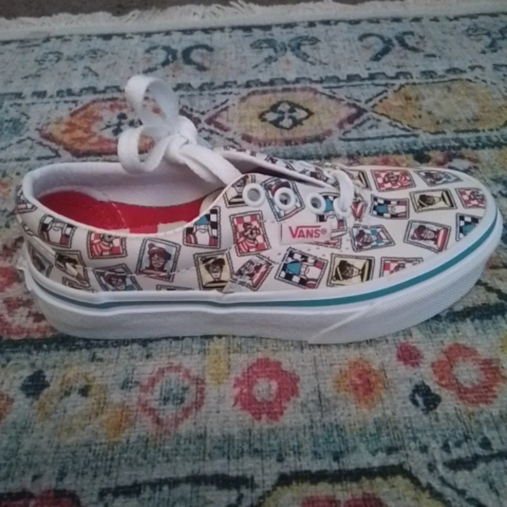 Vans (Where's Waldo?) Era postage US Kids size 12